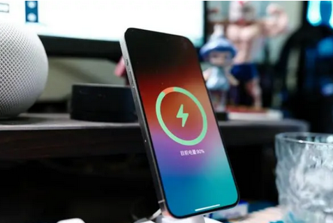 茶山镇苹果15换屏服务分享用什么充电器给iPhone15充电更好 